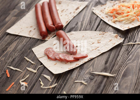 La salsiccia tagliata a fette e il cavolo per rendere Shawarma sandwich Foto Stock