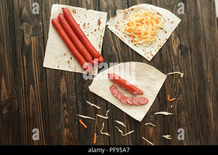 La salsiccia e il cavolo per fare in casa shawarma. fast food Foto Stock