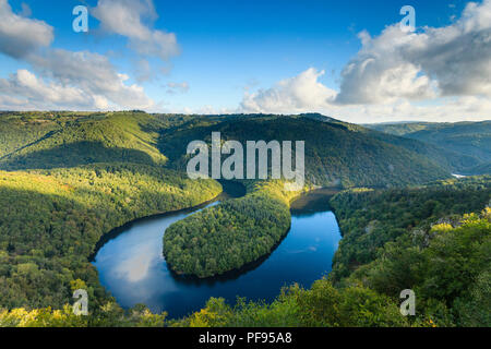 Francia, Puy de Dome, Queuille, Queuille meandro formata dal fiume Sioule // Francia, Puy-de-Dôme (63), Queuille, méandre de Queuille formé par la Sioule Foto Stock