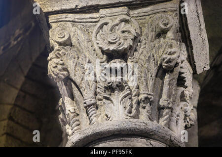 Francia, Puy de Dome, Volcans Auvergne parco naturale regionale, Monts Dore, Orcival, Notre Dame basilica di Orcival datato XII secolo, capitale scolpito Foto Stock