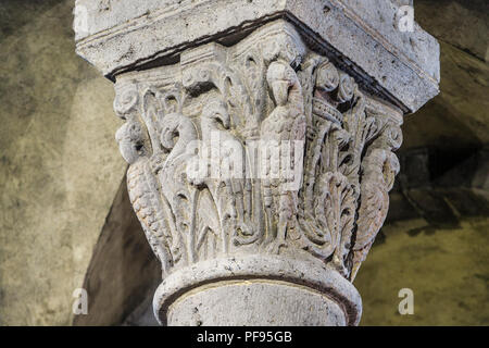 Francia, Puy de Dome, Volcans Auvergne parco naturale regionale, Monts Dore, Orcival, Notre Dame basilica di Orcival datato XII secolo, capitale scolpito Foto Stock