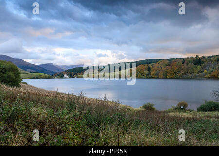 Francia, Puy de Dome, Volcans Auvergne parco naturale regionale, Monts Dore, Orcival, Servieres lago di origine vulcanica // Francia, Puy-de-Dôme (63), P Foto Stock