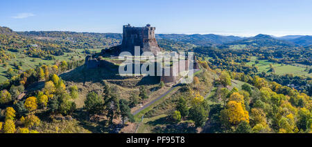 Francia, Puy de Dome, Volcans Auvergne parco naturale regionale, Massif du Sancy, Murol, Chateau de Murol (vista aerea) // Francia, Puy-de-Dôme (63), Parc Foto Stock