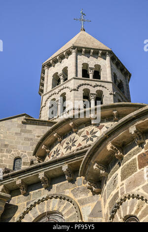 Francia, Puy de Dome, Volcans Auvergne parco naturale regionale, Massif du Sancy, Monts Dore, Saint Nectaire, Saint Nectaire chiesa datato XII secolo, cl Foto Stock