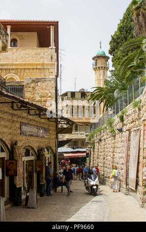 11 maggio 2018 residenti locali e turisti shopping su una stretta strada laterale intrauricolari la Via Dolorosa a Gerusalemme in Israele. La strada è fiancheggiata con il goo Foto Stock