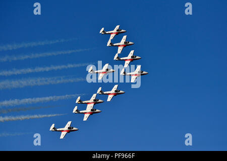 Le forze canadesi 431 Aria squadrone dimostrativo volare in formazione a un air show oltre il porto di Nanaimo sull'Isola di Vancouver British Columbia Ca Foto Stock