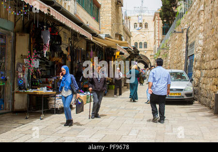 11 Maggio 2018 i residenti locali si trovano in una stretta strada laterale vicino alla Via dolorosa a Gerusalemme Israele. La strada è fiancheggiata da piccoli negozi Foto Stock