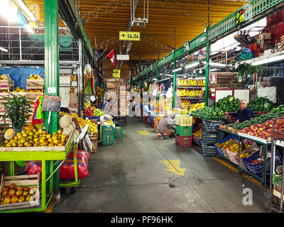 Lima, Perù - 13 luglio 2018: Frutta mercato all'ingrosso El Trebol - Caqueta Affitto . Vista di uno dei passaggi del mercato Foto Stock