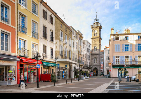 Francia, Puy de Dome, Issoire, la torre dell Orologio // Francia, Puy-de-Dôme (63), Issoire, la Tour de l'Horloge Foto Stock