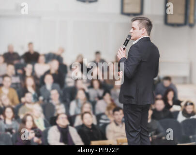 Altoparlante conduce la conferenza di business business per i giornalisti e gli aspiranti imprenditori Foto Stock