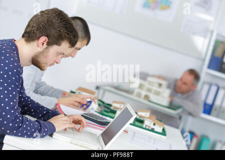 Gruppo di studenti che frequentano una classe computer Foto Stock