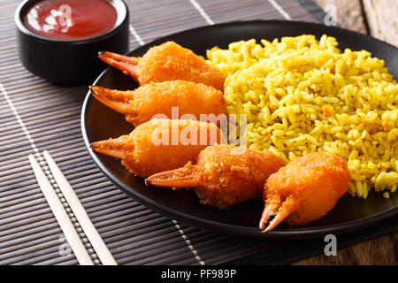 Preparate di fresco chele di granchio in profondo fritto con contorno di riso e salsa di pomodoro close-up su una piastra su un piano orizzontale. Foto Stock