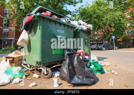 NOVI SAD SERBIA - Agosto 18, 2018: rifiuti solidi urbani o rifiuti comunali è traboccante di contenitori in Novi Sad durante i fine settimana, illustrativi edit Foto Stock