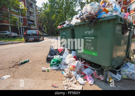 NOVI SAD SERBIA - Agosto 18, 2018: rifiuti solidi urbani o rifiuti comunali è traboccante di contenitori in Novi Sad durante i fine settimana, illustrativi edit Foto Stock