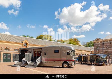 Cortile con Royal cavallo e rimorchio autobus blu presso le Scuderie Reali, l'Aia, Olanda meridionale, Paesi Bassi, aperto al pubblico il 17 agosto 2018. Foto Stock