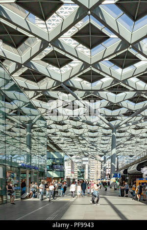 I viaggiatori in la stazione centrale dell'Aia della sala principale terminale, South Holland, Paesi Bassi. Foto Stock