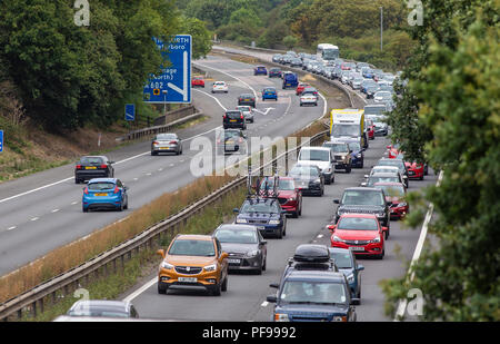 Messa in coda e ferma il traffico su autostrada chiusa. Direzione sud sulla A1M alla giunzione 8 Stevenage North / Hitchin Hertfordshire Foto Stock