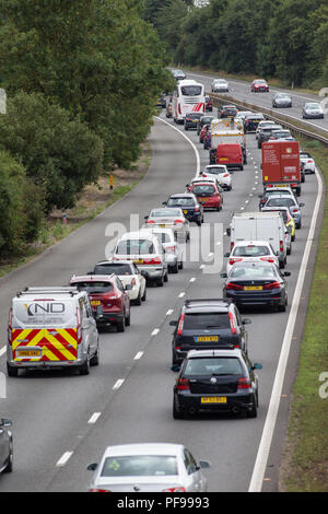 Messa in coda e ferma il traffico su autostrada chiusa. In direzione sud sulla A1M allo svincolo 7 Stevenage Hertfordshire Foto Stock