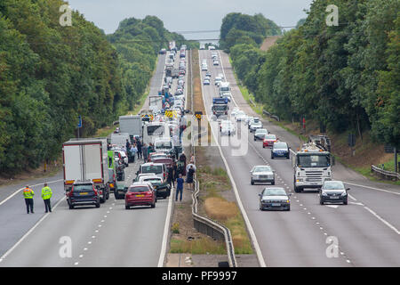 Autostrada chiusa con il traffico di accodamento e persone al di fuori della loro auto sulla autostrada A1, svincolo 7 southbound nello Hertfordshire Foto Stock