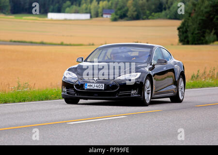 Salo, Finlandia - 5 Agosto 2018: Nero Tesla Model S auto elettrica si sposta lungo la strada rurale in un giorno di inizio autunno. Foto Stock