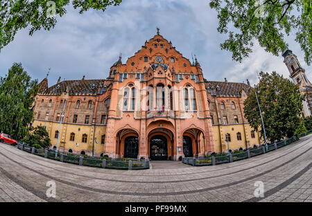 Lo stile Art Nouveau municipio edificio di Kecskemet, Ungheria.L'esterno maiolica ornamenti è stata creata nella fabbrica Zsolnay. Foto Stock