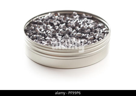 Portare airgun pellets isolati su sfondo bianco. Foto Stock