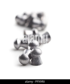 Portare airgun pellets isolati su sfondo bianco. Foto Stock