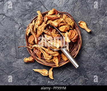 Pera essiccata, Apple sulla tavola nera. Vista dall'alto. Foto Stock