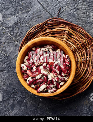 Fagioli rossi con macchie bianche su sfondo nero. Vista dall'alto. Foto Stock