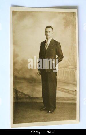 Storia sociale - bianco e nero vecchia fotografia che mostra un bel giovane uomo che indossa una tuta - 1930s/1940s Foto Stock