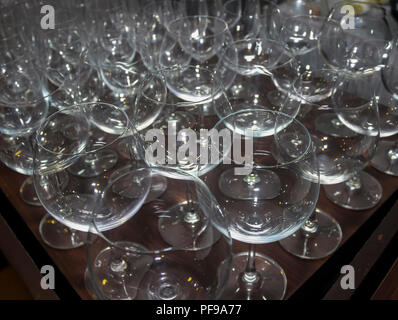 Molti bicchieri di vino visualizzato sulla tavola da versare un drink prima di una celebrazione Foto Stock