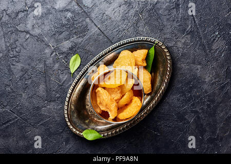 Dolce essiccato di pesche o di albicocche su sfondo scuro Foto Stock