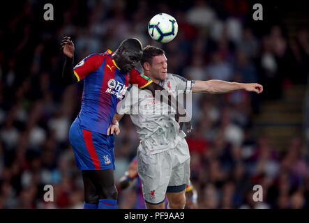 Il palazzo di cristallo di Mamadou Sakho (sinistra) e Liverpool James Milner battaglia per la palla in aria durante il match di Premier League a Selhurst Park, Londra. Foto Stock