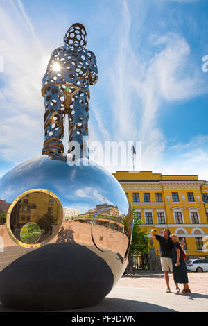Helsinki Lightbringer, basso angolo vista dell'enorme Lightbringer acciaio Winter war monumento (2018) situato in piazza Kasarmitori a Helsinki in Finlandia Foto Stock