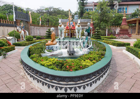 In scena con molte statue, cavalli e trasporto nel tempio buddista Wat Preah Prom Rath in Siem Reap, Cambogia, Asia Foto Stock