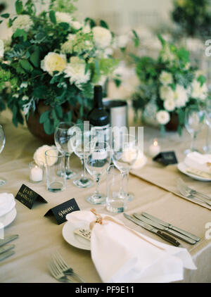 Close-up di tabella di impostazione del luogo ad un matrimonio colazione con fiori di paese Foto Stock