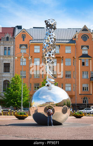 Architettura Finlandia Helsinki, vista di Art Nouveau edifici in stile e la enorme Lightbringer acciaio monumento situato in piazza Kasarmitori a Helsinki. Foto Stock