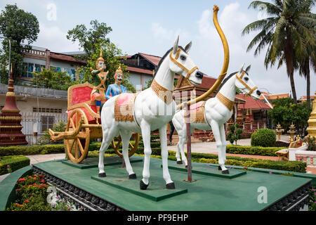 In scena con molte statue, cavalli e trasporto nel tempio buddista Wat Preah Prom Rath in Siem Reap, Cambogia, Asia Foto Stock