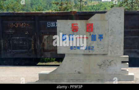 Ritratti di Kim Ll-Sung e Kim Jong adornano ogni treno stazione ferroviaria in Corea del Nord. Spesso con le citazioni della loro saggezza accanto a loro. Foto Stock