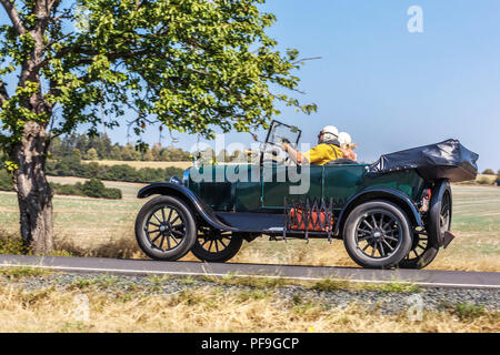 La Ford Modello T, auto d'epoca, eseguito su una strada rurale, Repubblica Ceca Foto Stock