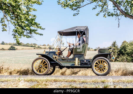 Ford Model T,1910 roadster, auto d'epoca veterano corsa su strada rurale, Repubblica Ceca Foto Stock