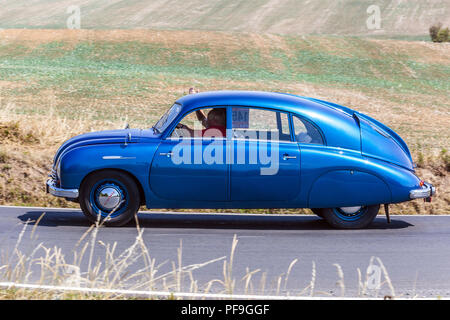 Tatra 600 Tatraplan (1952), la macchina Oldtimer Tatra corre su una strada rurale, Repubblica Ceca Foto Stock