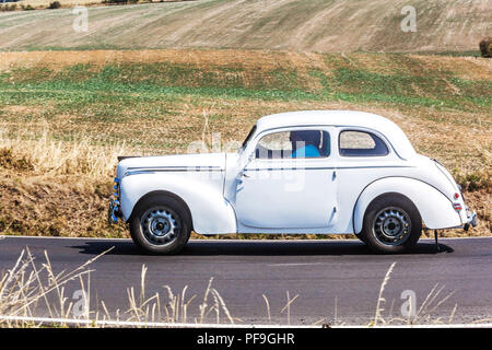 Skoda 1101 Tudor (1946), Oldtimer auto su strada rurale, Repubblica Ceca auto d'epoca ceco Foto Stock