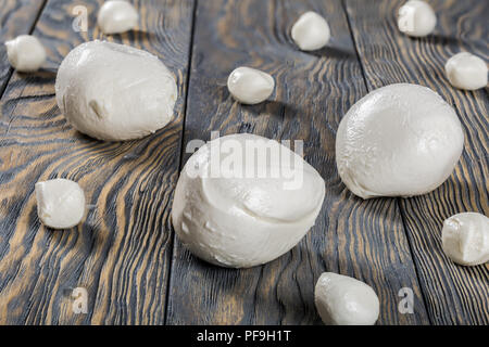 Le sfere di mozzarella su un vecchio tavolo rustico, close-up Foto Stock