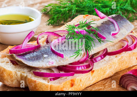 Sandwich CON FILETTI DI ARINGHE, cipolla, cetriolo sottaceto e aneto Foto Stock