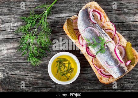 Sandwich CON FILETTI DI ARINGHE, cipolla, cetriolo sottaceto e aneto Foto Stock