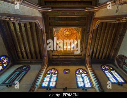 Decorate in legno cupola mediare ornato soffitto con motivo floreale decorazioni al mausoleo Ghuri, Il Cairo, Egitto Foto Stock