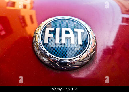 Il logo Fiat su una automobile rossa Foto Stock