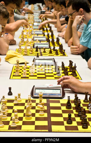 Fila di giocatori di scacchi durante un torneo Foto Stock