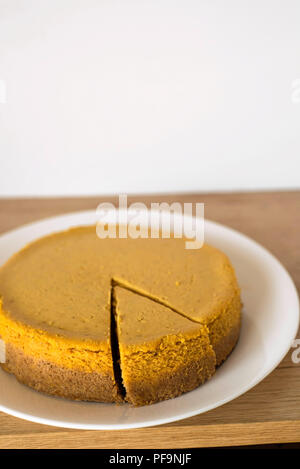 Una fetta di caduta Cheesecake alla zucca pronto per essere servito Foto Stock